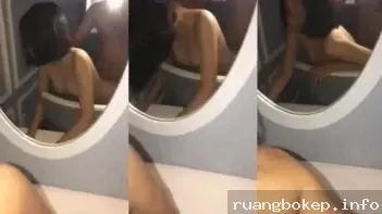 Doggy dengan Pacar di Depan Cermin