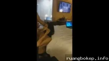 Selingkuh dengan Rekan Kerja Saat Suami Menelepon